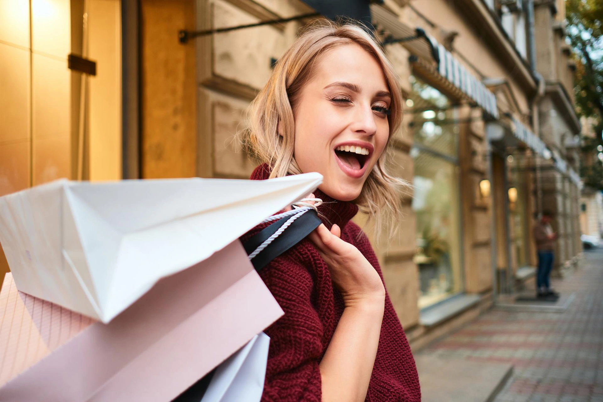 Femeie fericita shopping Studio Videochat Iasi